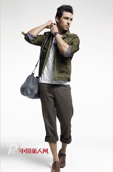 早春季节 穿上军绿色享受户外运动的乐趣