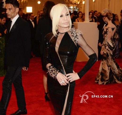 朋克风格铆钉手镯 众星演绎