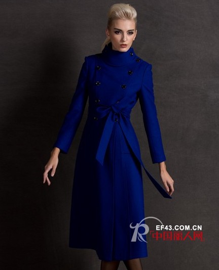 色彩女装时尚搭配 淡蓝色宝蓝色大衣搭配