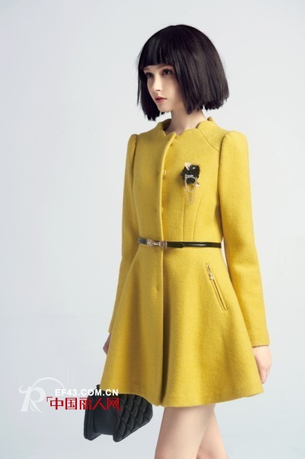 冬天穿黄色的外套好看吗 黄色外套搭配