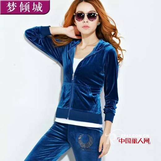 蓝紫色天鹅绒休闲运动装 怎么搭配都时尚