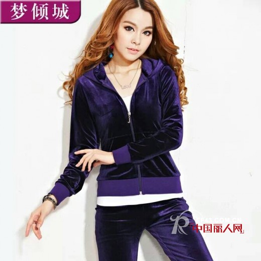 蓝紫色天鹅绒休闲运动装 怎么搭配都时尚