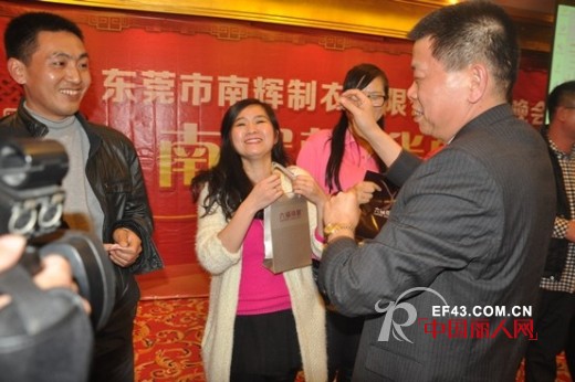 摩登妈咪2014春节晚会精彩纷呈 拿奖拿到心花怒放