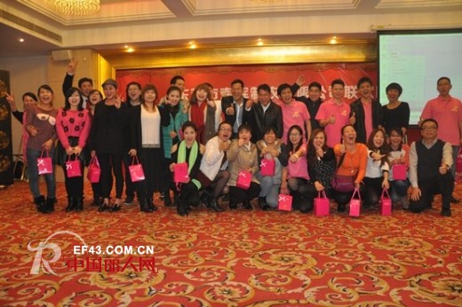 摩登妈咪2014春节晚会精彩纷呈 拿奖拿到心花怒放