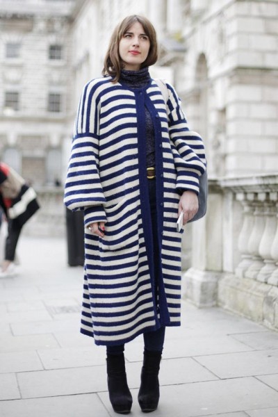 可爱的娃娃袖让女生爱不释手,经典的蓝白海军也要偶尔卖个萌,宽松的款式让你里面随便穿多少也不会显胖。