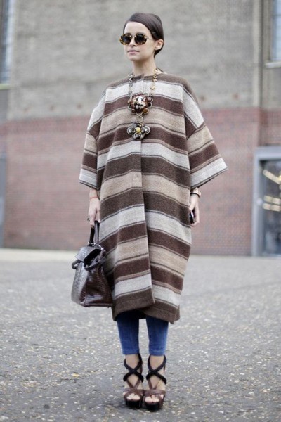 超大款的大衣外套总是容易让女生看着像女巫,不如选择具有亲和力的大地色,再搭配夸张的复古项链,这么潮的小女巫你见过吗。