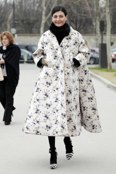 这款大衣真的好大,里面穿羽绒服估计都不会被发现,而伞裙的潮流款使得大衣大得好潮,搭配黑丝和单鞋还很有名媛味儿。