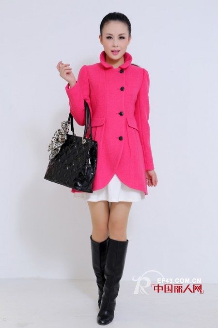 玫红色的冬装外套怎么搭配 玫红色外套配什么包