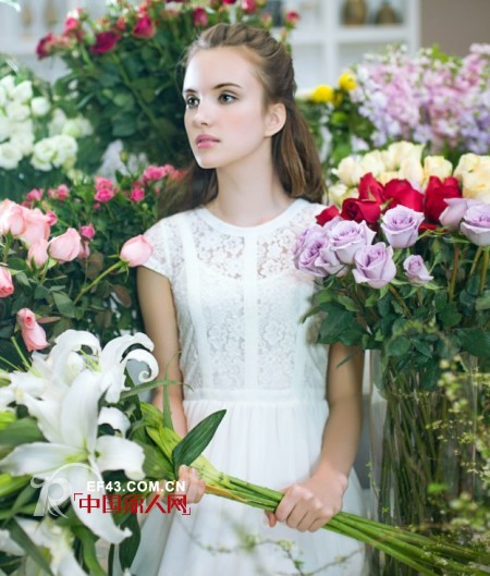 白色连衣裙配什么链子好看 白色连衣裙配什么鞋子