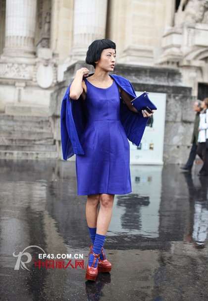 宝蓝色上衣搭配什么颜色好看