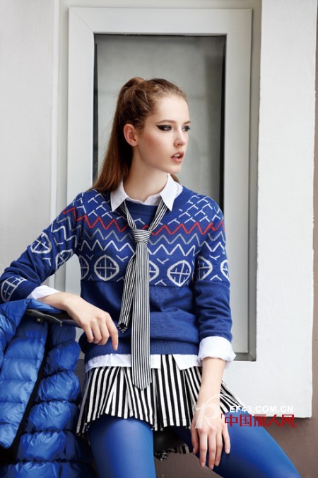 宝蓝色服装搭配 冬季短裙怎么搭配