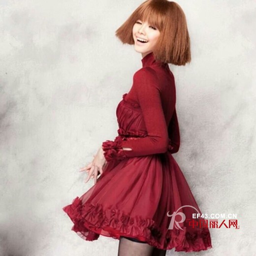 2014流行什么色彩 酒红色裙装衬托熟女气质