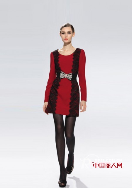 节日派对穿什么好 秋冬连衣裙的吸睛搭配