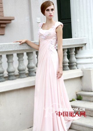 红色婚纱礼服的选择 红色伴娘服