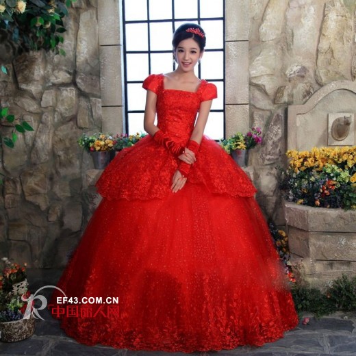 红色婚纱礼服怎么搭配