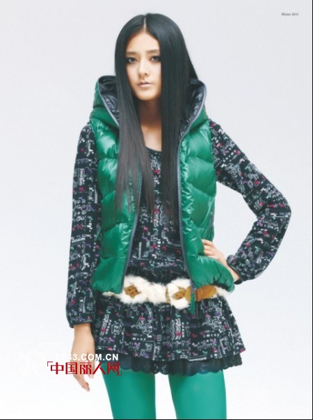 红到发紫 冬季最显眼的羽绒单品怎么搭