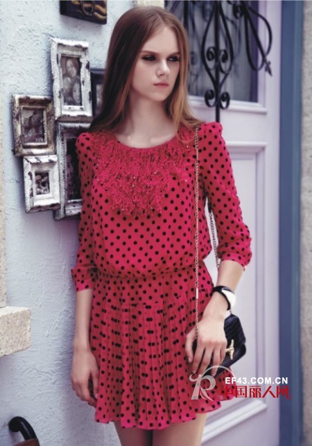 玫红色裙子好看吗 玫红色裙子怎么搭配