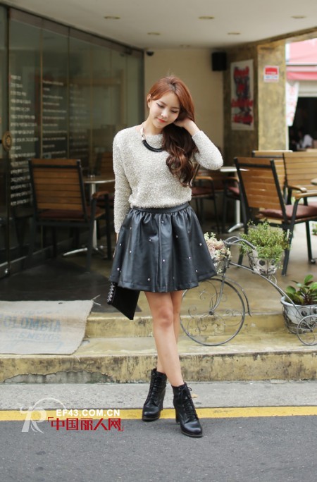 短款百褶半身小皮裙怎么搭配