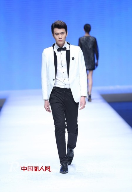 男生怎么样搭配白色的衣服才好看