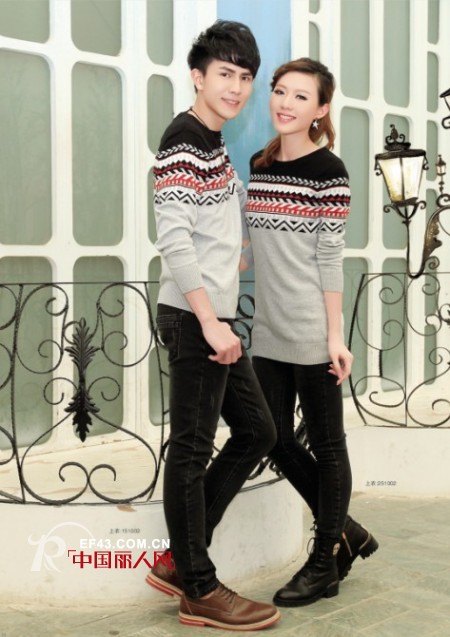 撞色拼接针织衫和男友最好的搭配