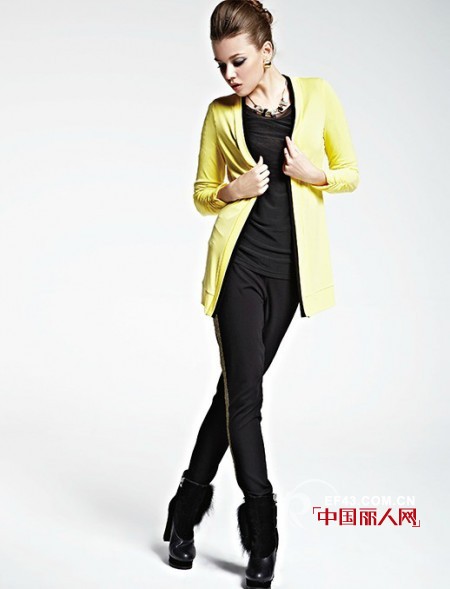 上衣和裤子颜色搭配 黄色上衣搭配什么颜色的裤子