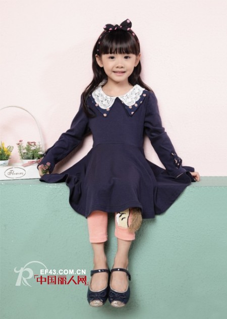 深蓝色服装怎么搭配 深蓝色连衣裙配什么颜色外套好看