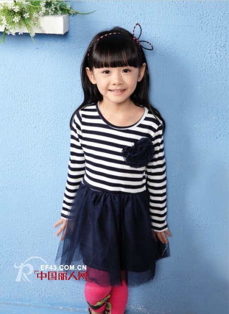 深蓝色服装怎么搭配 深蓝色连衣裙配什么颜色外套好看