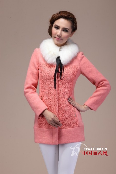 呢子款式怎么搭配出甜美范 粉色毛呢外套搭配