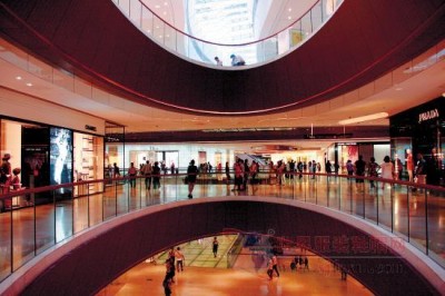 奢侈品开始走亲民路线 讨好消费者突破瓶颈