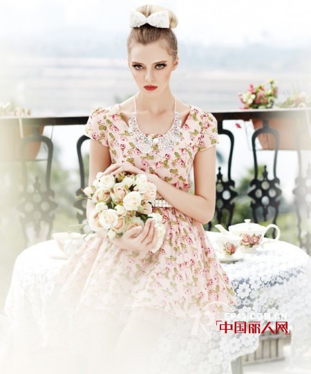 碎花连衣裙流行吗 春夏清新碎花连衣裙装扮