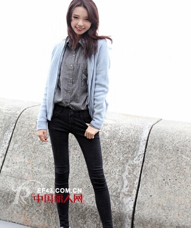 时尚街拍:毛衣开衫+紧身裤  秋日显瘦就这么穿