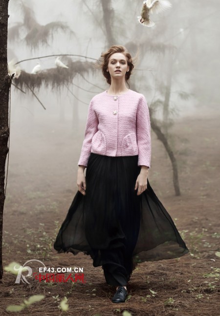 秋季怎么搭出女神范 黑白色半身裙搭配