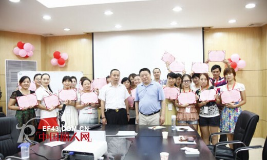 韩丽尔内衣加盟商:时尚随我 一路有我更精彩