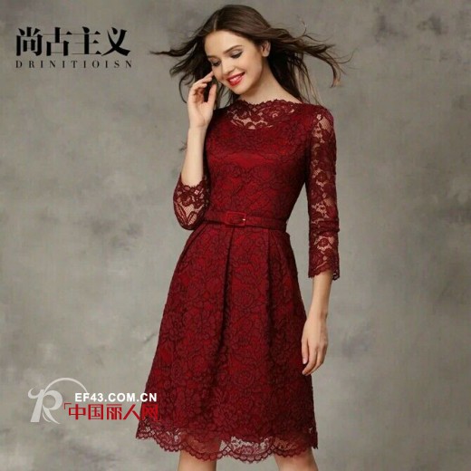 酒红色蕾丝单品搭配 穿出知性女人味
