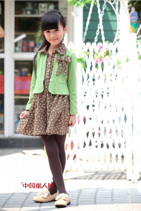 碎花款式配什么颜色外套好看 碎花配针织外套好看吗