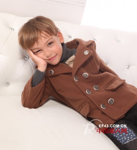 现在天气小男孩服装该怎么搭配 呢子外套搭配什么裤子好看