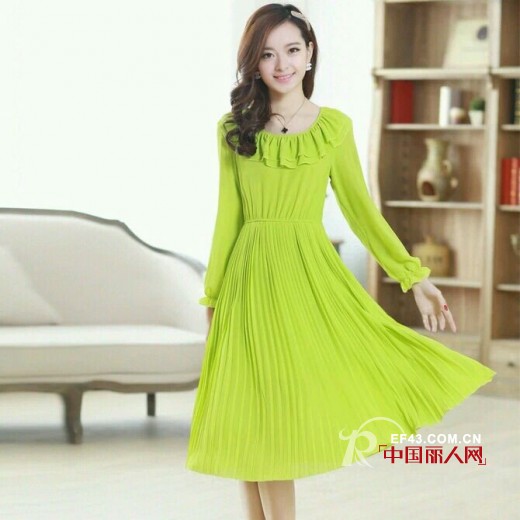 新款连衣裙搭配 穿出高挑飘逸风格