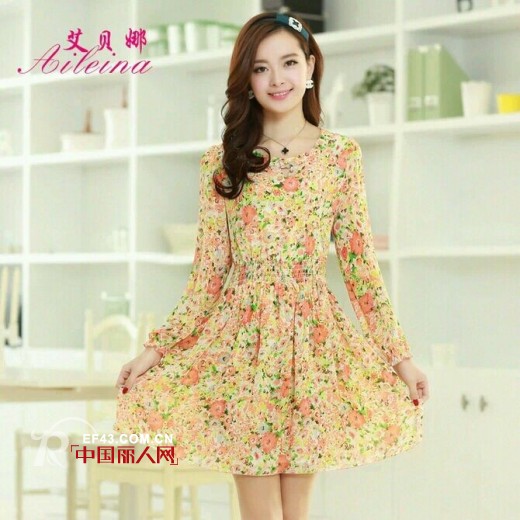 碎花连衣裙今年流行吗 如何穿出田园小清新