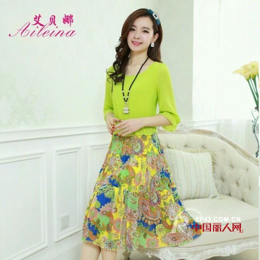 碎花连衣裙今年流行吗 如何穿出田园小清新