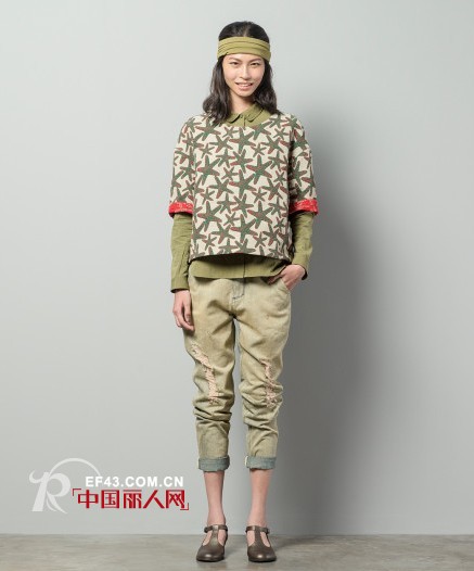 春季选择趣味性印花装扮 打造舒安琪街头风