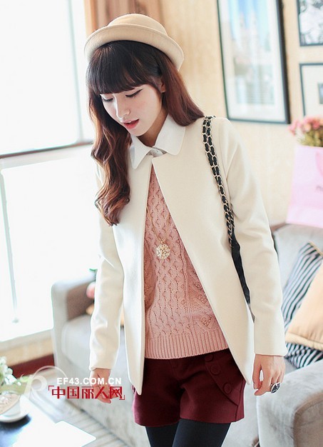 酒红色裤子配什么上衣