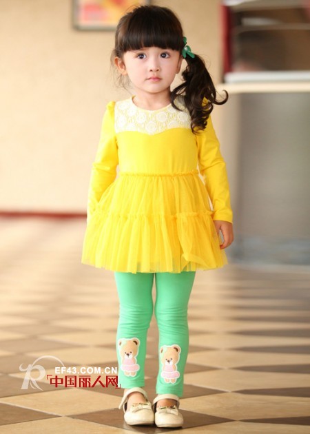 亮色长袖连衣裙款式搭配 长袖连衣裙怎么搭配