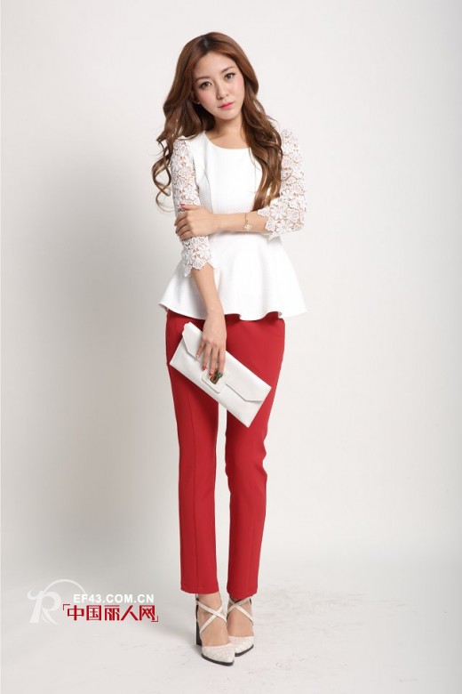 怎么穿显得清纯?白色衬衫和玫瑰色单品搭配术