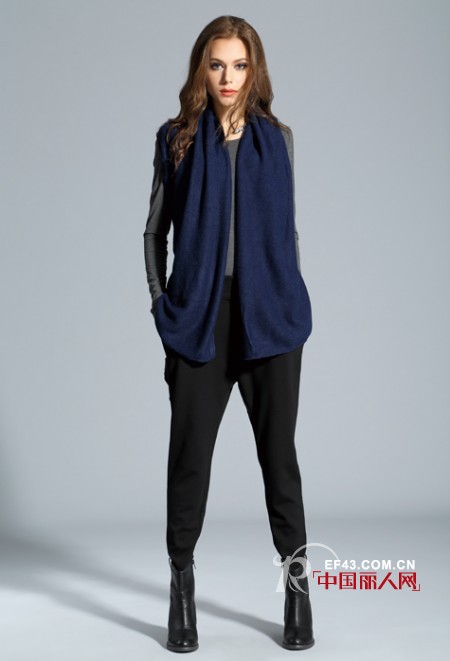 红色围巾配什么颜色服装好看 深色服装配什么颜色围巾