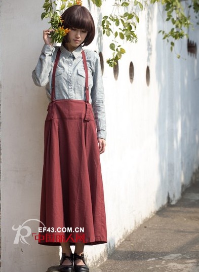 穿什么具有文艺气息?波点衬衫双肩吊带裙打造文艺女