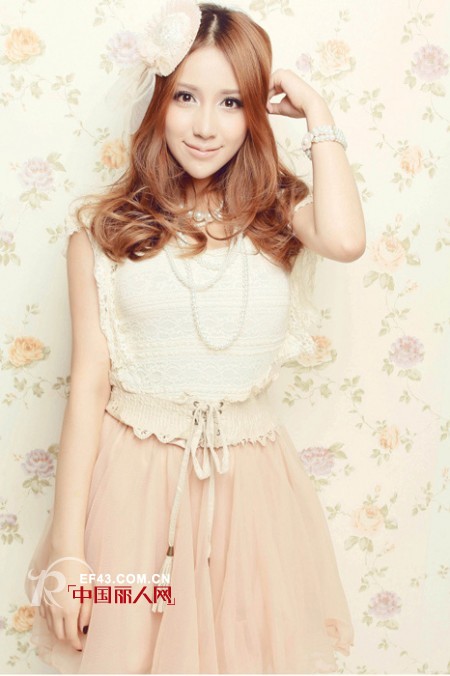 无袖连衣裙细节制造时尚感 小心机装扮旧裙装