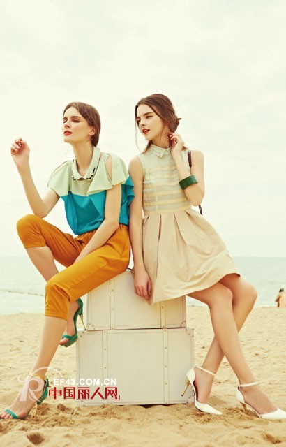 享受沙滩上的阳光吗 夏天去海边怎么装扮 出游服装搭配