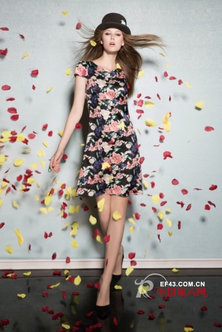 大朵印花连衣裙款式搭配 连衣裙流行什么款式 吊带T恤连衣裙哪个更时尚