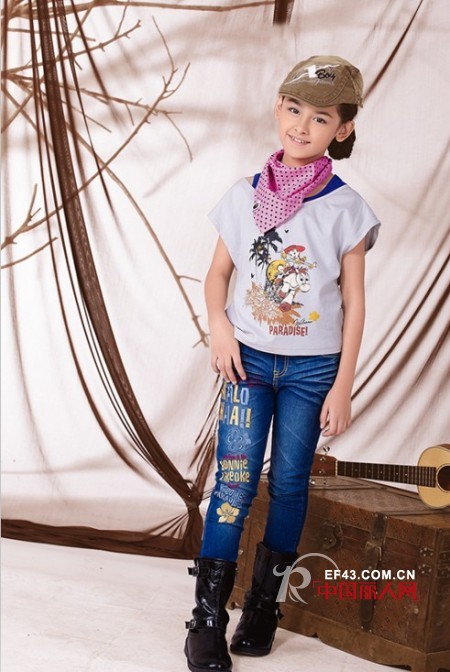 三角巾怎么围好看 三角巾搭配什么服装款式