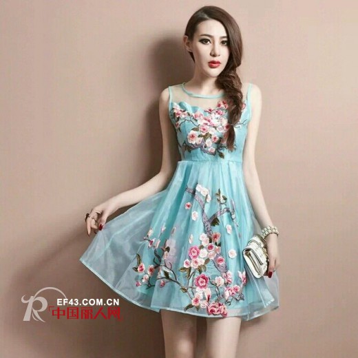 2014新款无袖连衣裙 中式印花元素演绎民族风情